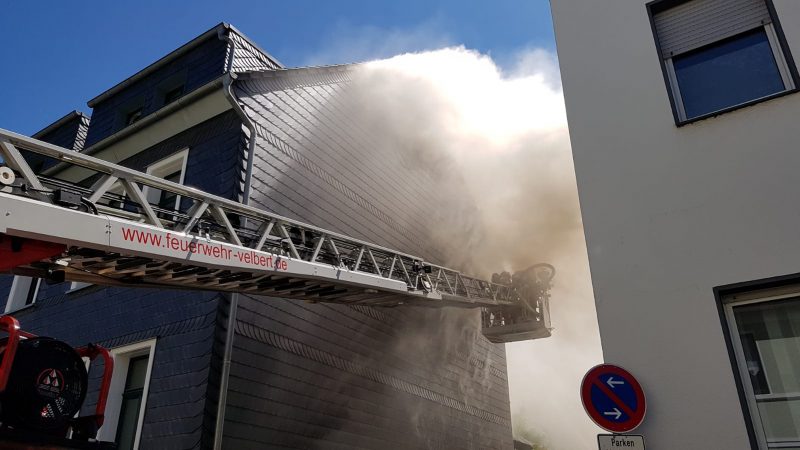 20_VE_Brand Hüserstraße Der Brand auf der Hüserstraße in Langenberg war mit starker Rauchentwicklung verbunden. Foto: Feuerwehr Velbert