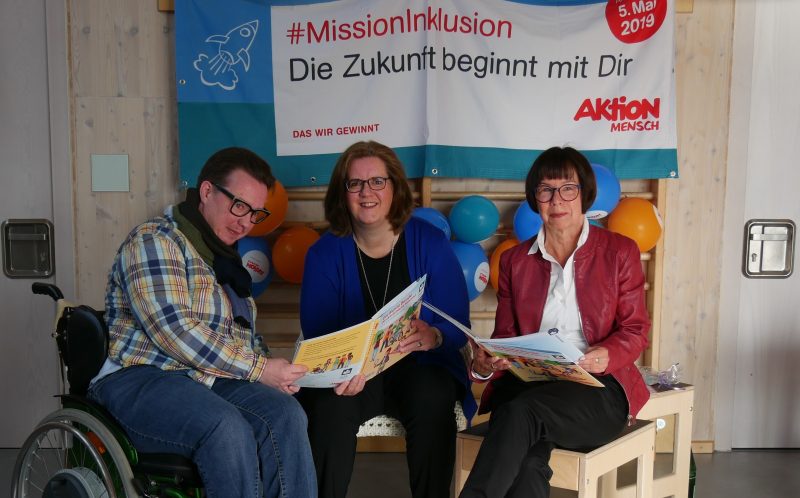 Bunte Bande Lucas Collin Benemann (Leitung Kleine Robbeninsel), Frau Kerstin Griese (MdB), Frau Margit Benemann (Geschäftsführung). Foto: Pro Mobil e.V.
