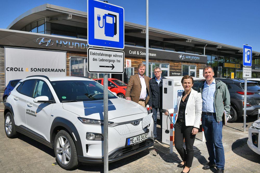 E-Tankstalle_Stadtwerke_Croll-und-Sondermann Zwei Ladeplätze mit je 22 kW sind am Autohaus Croll- und Sondermann an der Selbecker Straße in Betrieb gegangen. Unser Foto zeigt Autohaus-Geschäftsführer Christoph Sondermann, Stadtwerke-Geschäftsführer Michael Scheidtmann, Verkaufsleiterin Irisa Mrad (Croll- und Sondermann) und Jens Matics von den Stadtwerken. Foto: Mathias Kehren