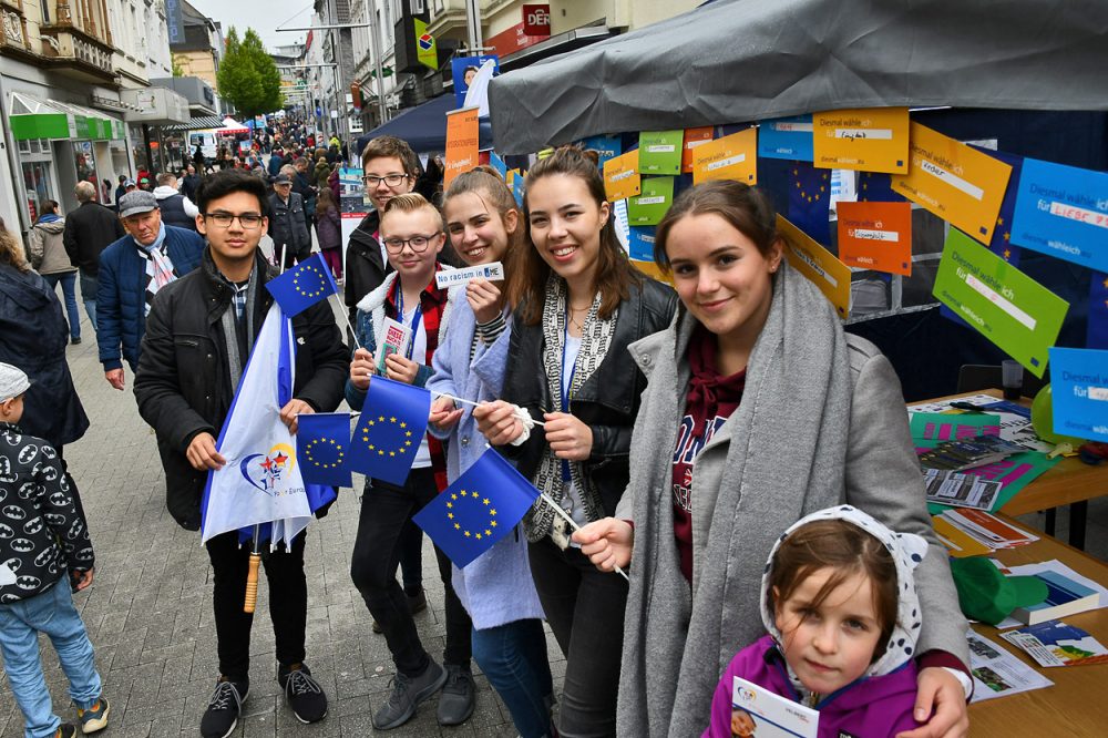 Europafest-Velbert Am Stand des Jugendparlaments konnten die Besucher des Europafest sagen, warum sie wählen gehen. Foto: Mathias Kehren