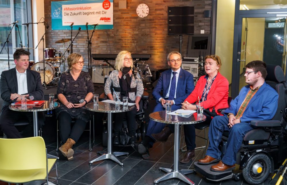 Festakt Jubiläum Tobias Fischer (KSL), Heike Brüning-Thyrell (LVR), Nicole Enders (EUTB), Wilfried Oellers (MdB), Dr. Maria Lüttringhaus (Moderation), Constantin Grosch (Inklusionsaktivist). Foto: Volker Wiciok/Pro Mobil e.V.