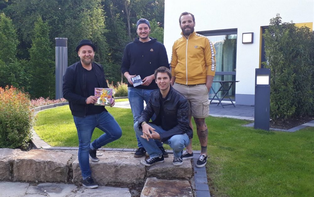Foto_ohne_Scheck_v.l.n.r. Alex Preuß, Pepe Klyscz, Florian Mayer, Max Preuß Spendeten für den guten Zweck: Alex Preuß, Pepe Klyscz, Florian Mayer und Max Preuß von der Band