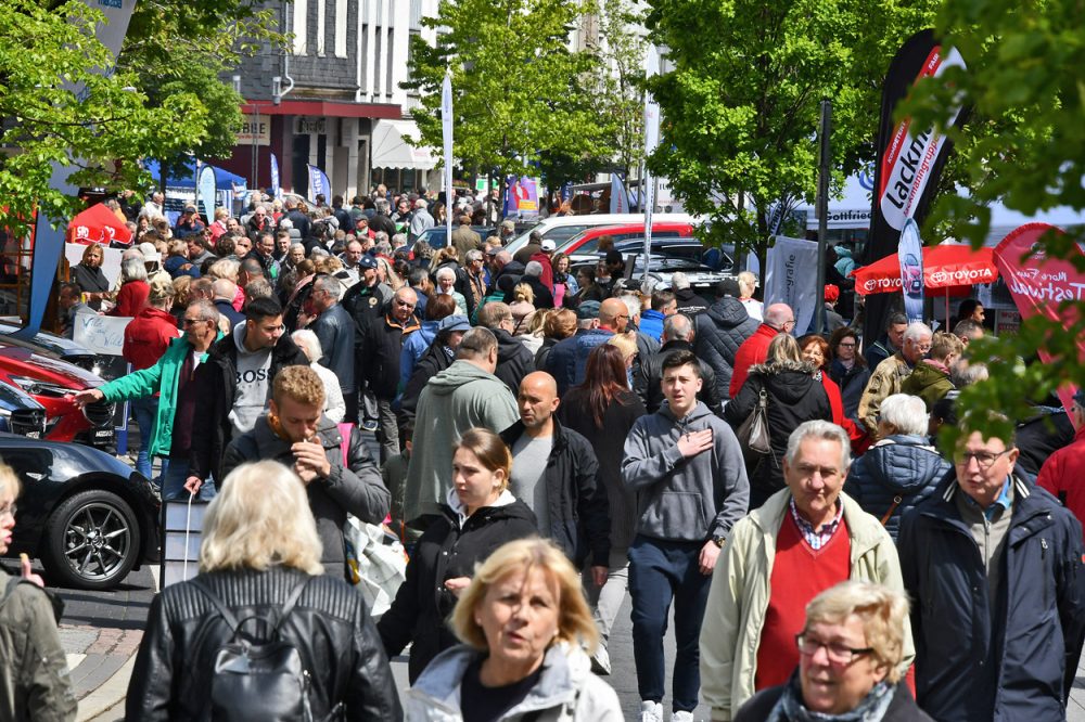 Fruehlingsfest-Heiligenhaus Die Besucher schlenderten zahlreich über die zum Frühlingsfest gesperrte Hauptstraße in Heiligenhaus. Foto: Mathias Kehren