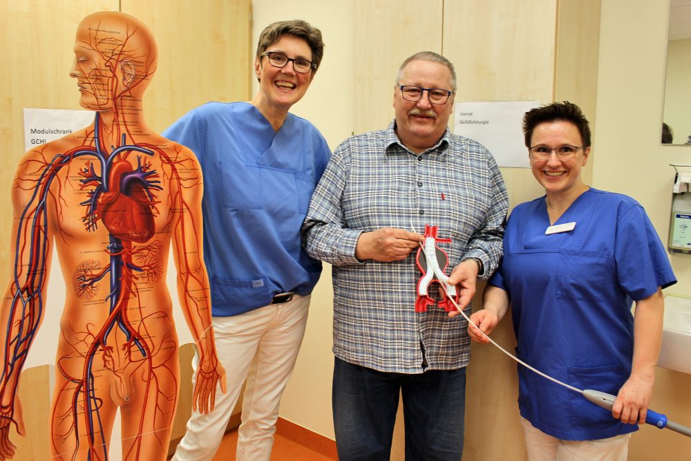 Heluios-SchadeIMG_5018 Dr. med. Gabriele Kischel-Augart, Chefärztin der Klinik für Gefäßchirurgie, mit Frank Schade und Katrin Hähner, Oberärztin der Klinik für Gefäßchirurgie, freuen sich über den Erfolg der OP. Foto: Helios