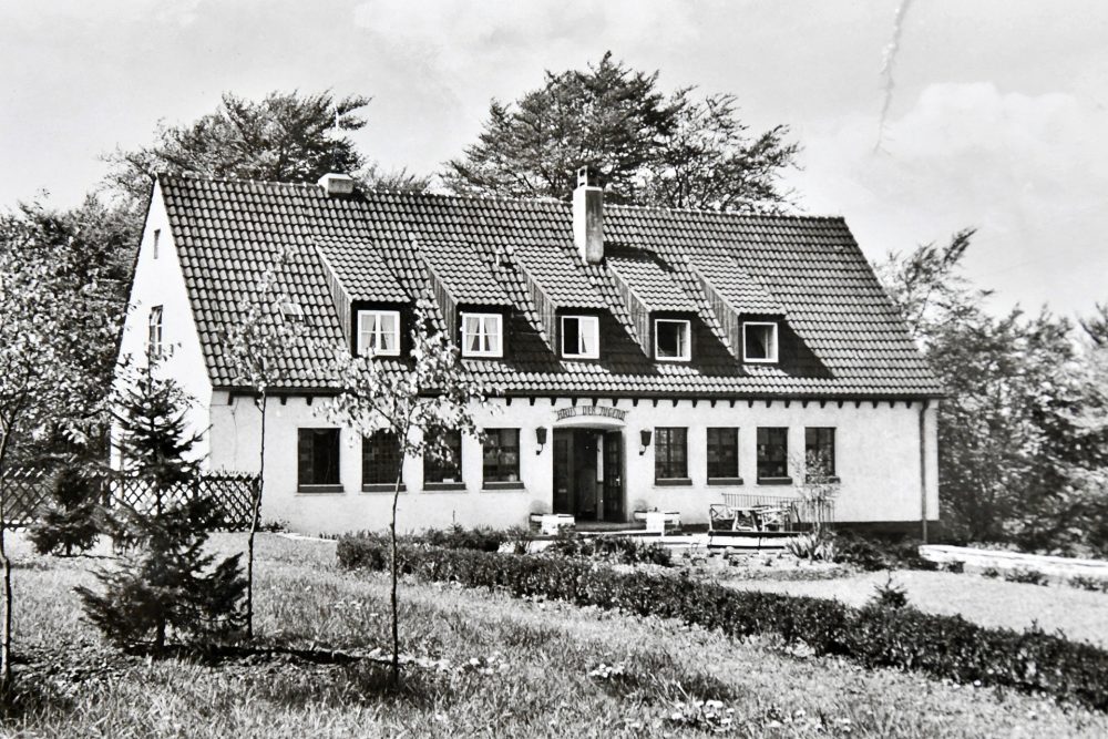 Eine historische Aufnahme (von H. J. Wormstedt) zeigt das Gebäude im Jahr 1956, einige Jahre nachdem hier der Betrieb als Jugendherberge begonnen hatte. Heute bildet das Haus die zentrale Achse zwischen den Anbauten an beiden Gebäudeseiten. Repro: Mathias Kehren