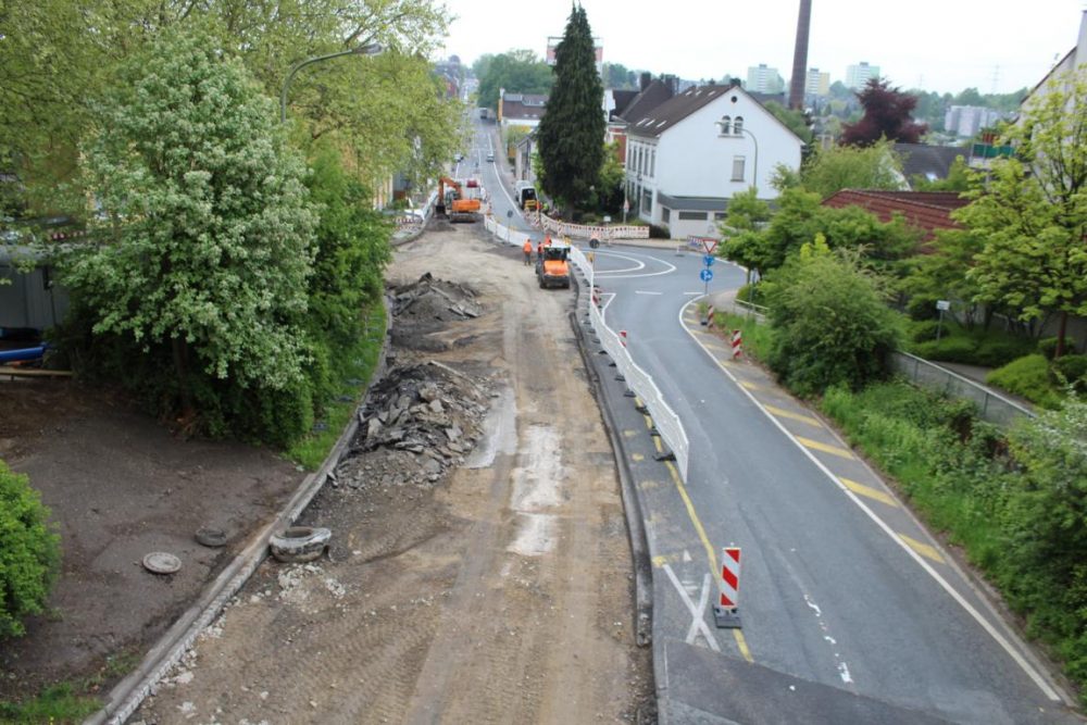 Baustelle von oben Blick von oben: Der erste Teil der Fahrbahn am Kreisverkehr Mettmanner Straße in Wülfrath ist verschwunden. Fotos: Hans-Joachim Kling