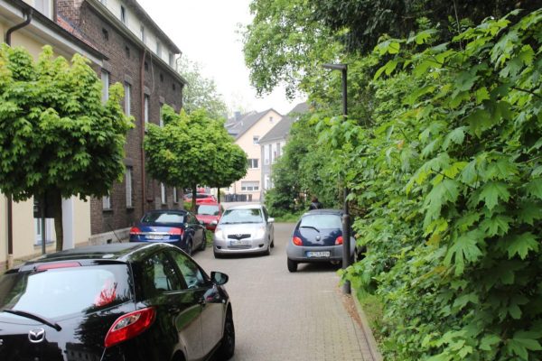 Es wird eng in der eigentlich verkehrsberuhigten Mühlenstraße.