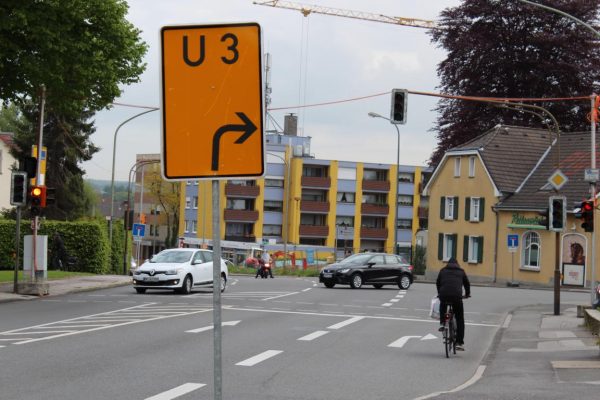 Ein Hinweis "Durchgangsverkehr rechts" und Sackgassen-Schilder hier könnten helfen.