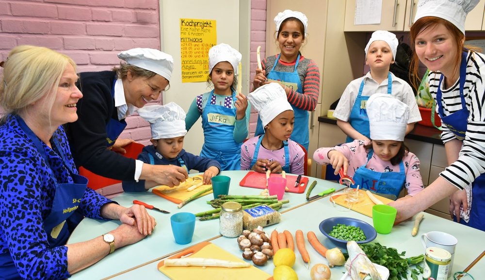 Kids-kitchen_Si-Club Ein vegetarisches Gemüsefrikassee mit grünem und weißen Spargel hat die Kinder-Kochgruppe zubereitet. Foto: Mathias Kehren