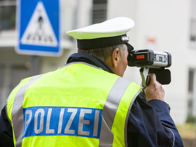 Symbolbild: Geschwindigkeitsmessungen mit dem LASER-Messgerät Die Messstellen für Geschwindigkeitskontrollen in der nächsten Kalenderwoche sind veröffentlicht worden. Foto: Symbolbild (Polizei)