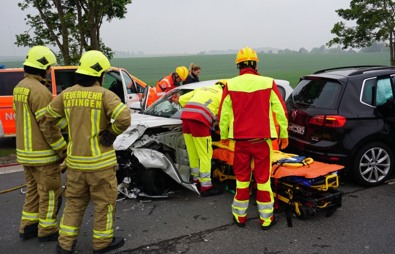 Unfallstelle Schwerer Unfall: Die Fahrerin dieses BMW ist in ihrem Wagen eingeklemmt und von der Feuerwehr befreit worden. Foto: Feuerwehr