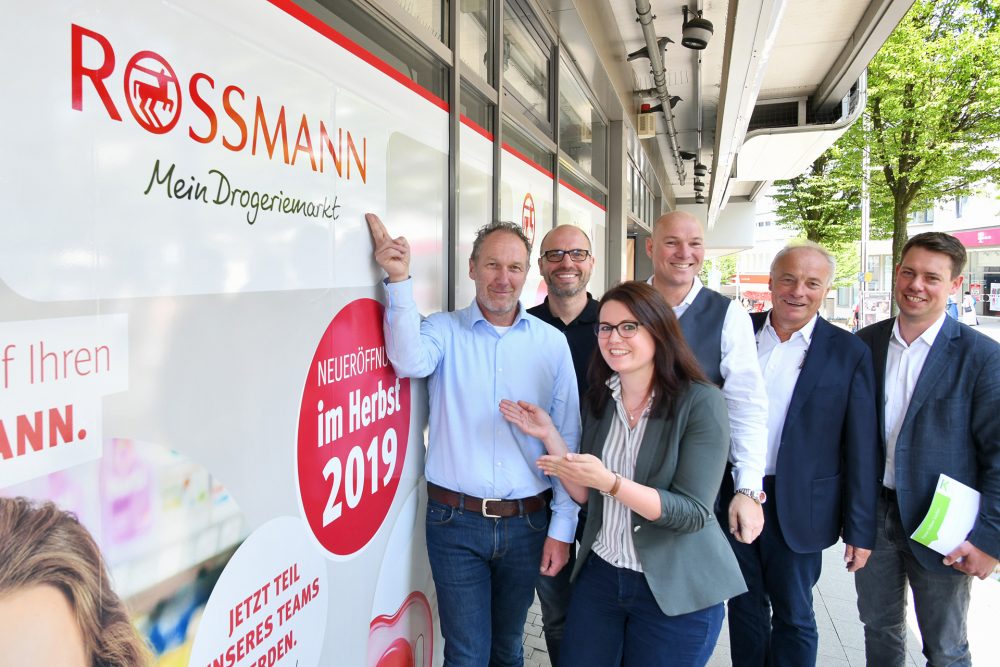 Rossmann_Velbert_Klose Nach Intersport Klose kommt Rossmann: Jörg Ostermann, Arndt Klose, Stephanie Rulf, Dirk Lukrafka, Michael Krieger und Tim Kartheuser freuen sich, für eines der größten Ladenlokale in der City sofort einen Nachmieter gefunden zu haben. Foto: Mathias Kehren