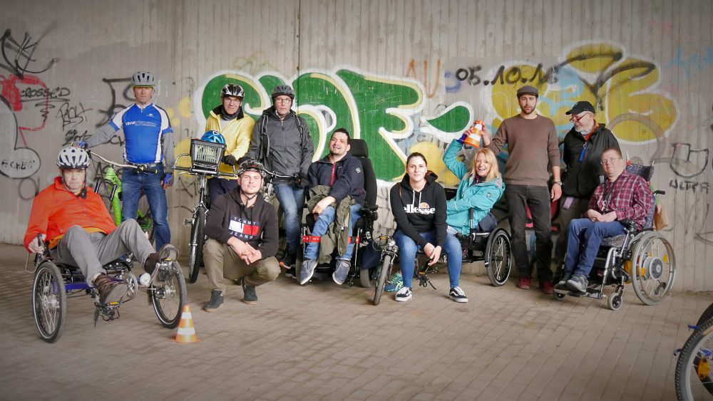 Schluesselregion-Aktionstag-Pro-Mobil-1 Bewohner der Pro-Mobil-Wohngruppe Cranachstraße absolvierten ein Fahrsicherheitstraining gemeinsam mit Mitarbeitern von Vitz Federn. Foto: Pro Mobil