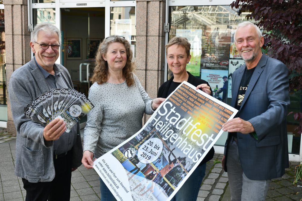 Stadtfest_Heiligenhaus Haben das Programm beim Stadtfest in Heiligenhaus vorgestellt: Jürgen Weger, Veronika Kautz, Almuth Schildmann-Brack und Thomas Langmesser, Leiter des Geschäftsbereichs Soziales, Jugend und Kultur Foto: Mathias Kehren