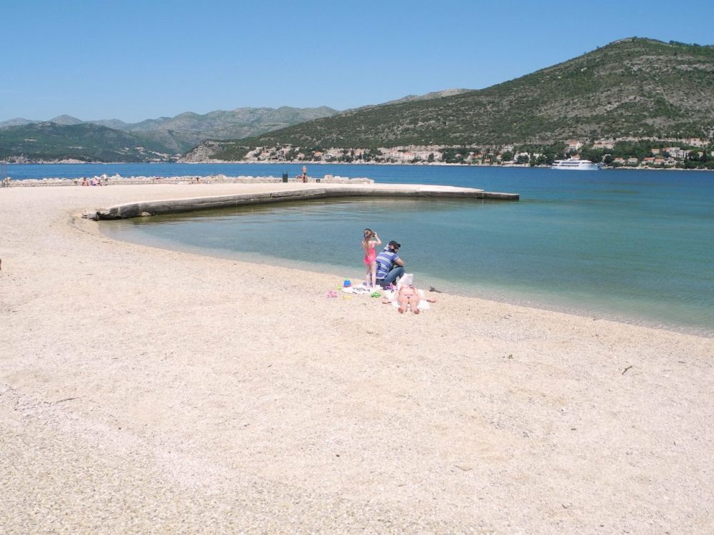 Strand Copacapana_Titel Als Kiesstrand ist dieser Strandabschnitt auf der Halbinsel Lapad einzustufen, der den wohlklingenden Namen Copacapana Beach trägt. Foto: Georg Lindner