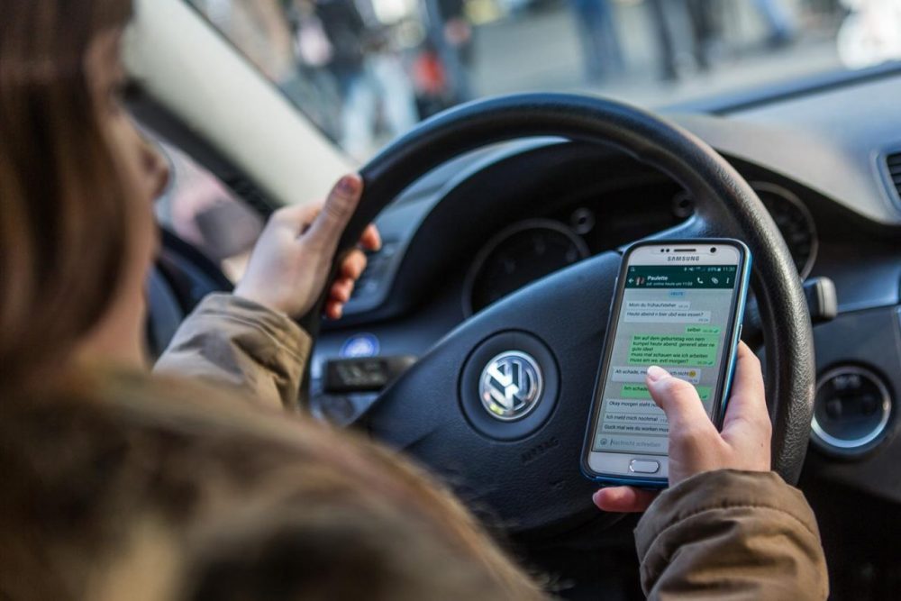 Symbolbild Allein im Kreis Mettmann hat die Polizei am Mittwoch 67 fahrende Handy-Nutzer gestoppt. Symbolbild: Polizei