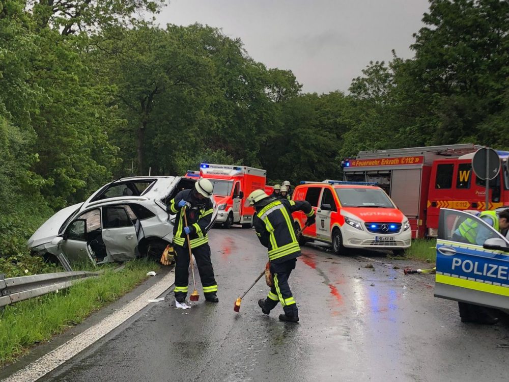 Einsatzstelle BAB 46 Unfall auf der BAB 46: Ein SUV ist ins Schleudern geraten und hat sich anschließend überschlagen. Foto: Feuerwehr Erkrath