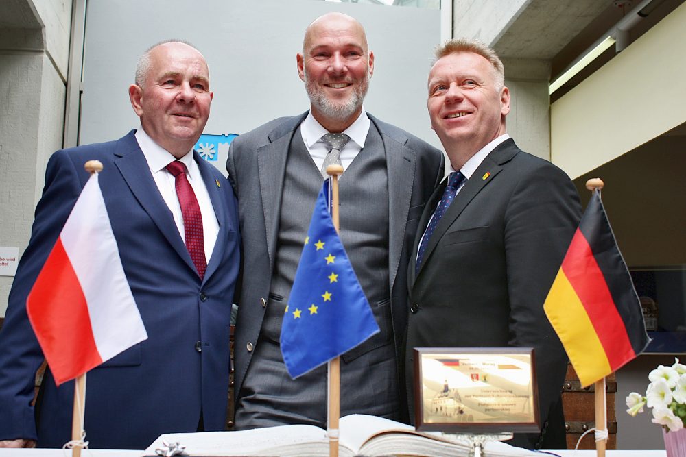 Velbert und Morag sind Partnerstaette Der Velberter Bürgermeister Dirk Lukrafka (Mitte) mit seinem Amtskollegen aus Morag, Tadeusz Sobierajski (links), und dessen Stellvertreter Leszek Biernacki. Foto: Krick/Stadt Velbert.
