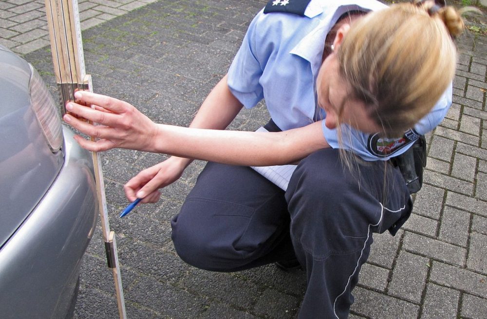 Verkehrsunfallermittlungen02 Speziell ausgebildete Ermittlerinnen und Ermittler der Direktion Verkehr der Kreispolizeibehörde Mettmann bearbeiten Unfallfluchten. Foto: Symbolbild (Polizei)