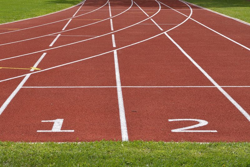 tartan-track-2678544_1280 Bereits zum zwölften Mal versuchen Schülerinnen und Schüler schneller zu laufen als Leichtathletik-Legende Willi Wülbeck. Foto: Symbolbild (pixabay)