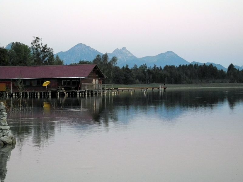 Der Forggensee nahe Füssen ist ein vom Lech durchflossener Stausee, verbreitet aber trotz der künstlichen Entstehungsgeschichte typisch alpines Flair.