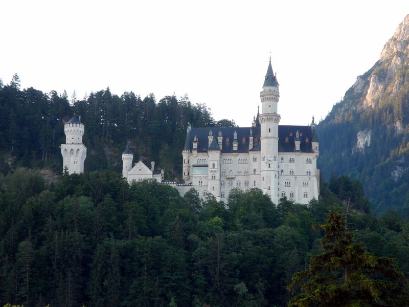 05 Schloss Neuschwanstein Nur etwa fünf Kilometer von Füssen entfernt in der Gemeinde Schwangau liegt Schloss Neuschwanstein. Foto: Georg Lindner