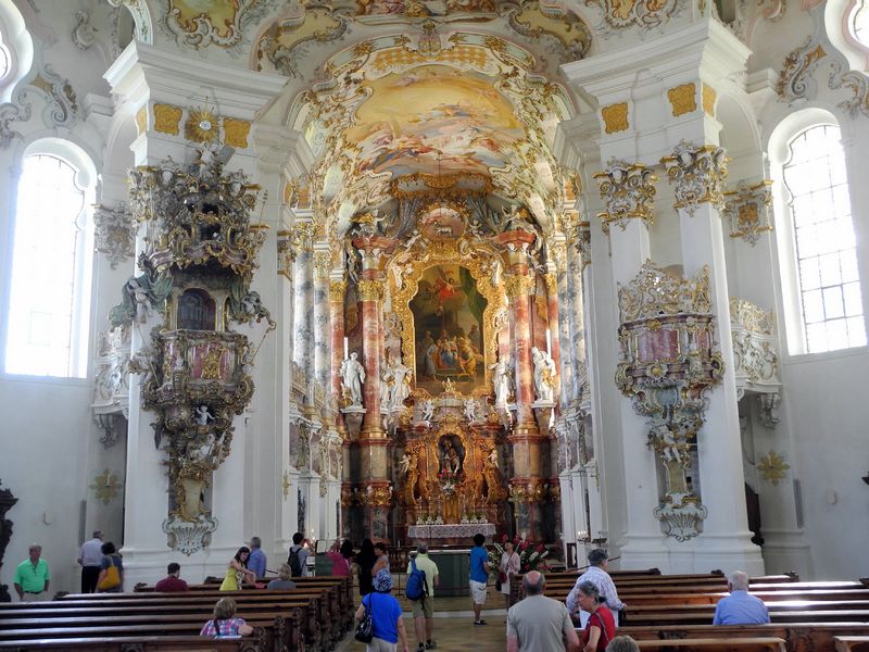 Die Wieskirche wurde Mitte des 18. Jahrhundert von den Brüdern Johann Baptist und Dominikus Zimmermann im Stile des Rokoko erbaut. Heute besuchen jährlich mehr als eine Million Menschen auffallend opulent