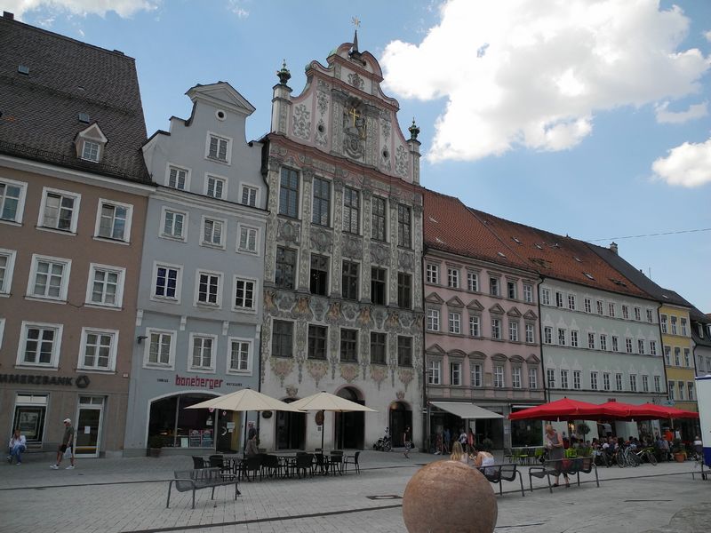 Landsberg am Lech: Entlang des Lechs wartet mit Landsberg eine weitere, beeindruckende Stadt auf die Gäste. Der Hauptplatz mit dem prachtvollen Rathaus (Bildmitte) ist das Zentrum der Stadt.