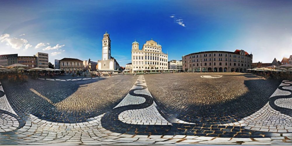 Der Rathausplatz von Augsburg – hier in einem 360 Grad Panorama – ist das Zentrum der Fuggerstadt, deren Architektur von Gotik, Renaissance und Rokoko geprägt wird
