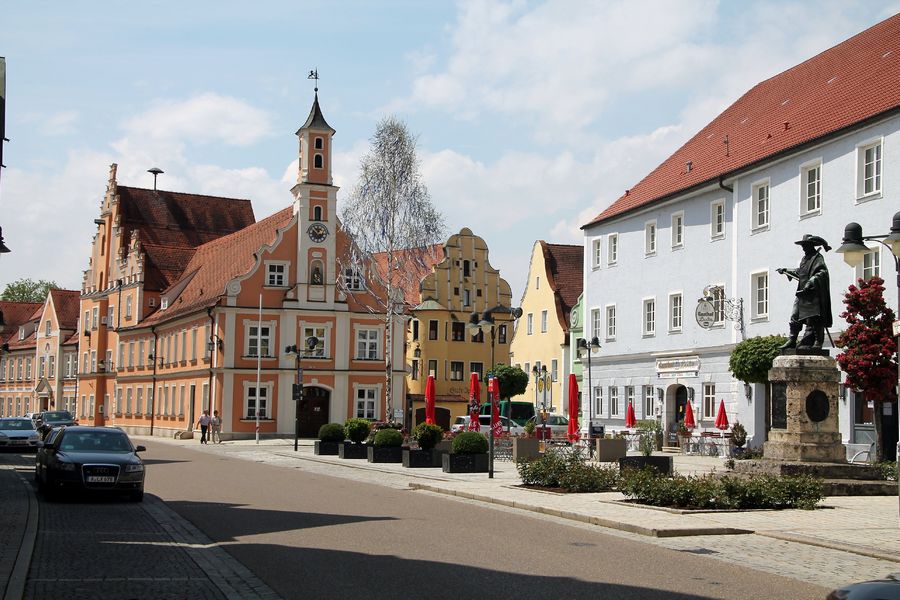 Nahe der Mündung des Lech in die Donau liegt Rain am Lech. Ein Denkmal am Marktplatz erinnert an Tilly, den berühmten Heerführer im Dreißigjährigen Krieg.