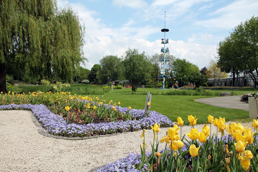 Rain Dehner: Rain ist auch der Firmensitz der Dehner-Gartencenterkette. Ein kostenlos besuchbarer, riesiger Gartenpark lockt hier viele Gäste an.