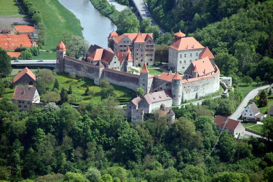Harburg Luftbild: Als Eingangstor in den Meteoritenkrater Ries liegt Harburg auf dem Streckenverlauf der Romantischen Straße. Die gleichnamige Burg oberhalb der Kleinstadt an der Wörnitz ist eine der größten und besterhaltenen Burganlagen in Süddeutschland.