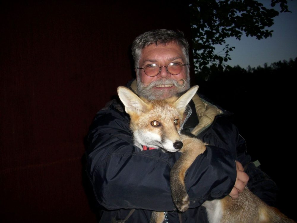 23_WUE_Fledermaus Niggemeyer und Foxy Experte Rolf Niggemeyer referiert über Fledermäuse, die auch in der Wülfrather Tierwelt heimisch sind. Foto: Privat