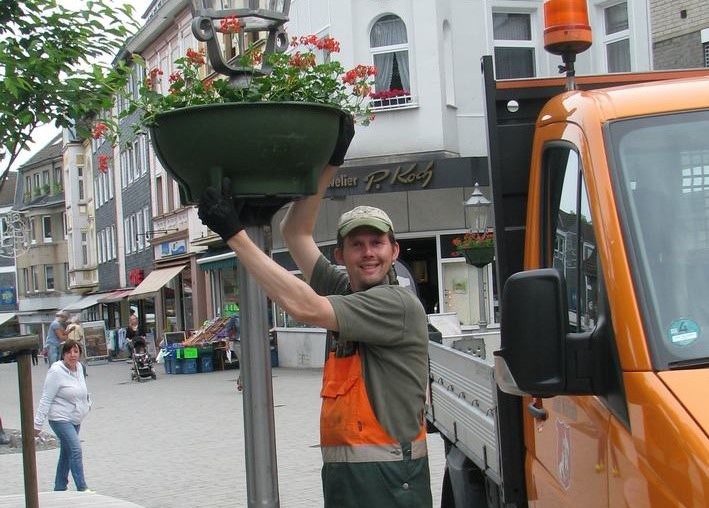 23_WUE_Geranien Mitarbeiter des städtischen Baubetriebshofs verschönern das Stadtbild mit Blumen in der Farbe des Wülfrather Wappens. Foto: Stadt Wülfrath