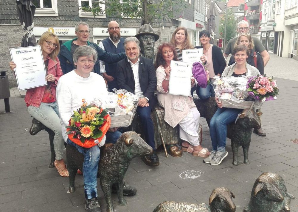 24_ME_Dekowettbewerb Gewinner_ONLINE Am Dienstagabend erhielten die Gewinnerinnen und Gewinner des Schaufenster-Dekorationswettbewerbs ihre Preise. Foto: Kreisstadt Mettmann
