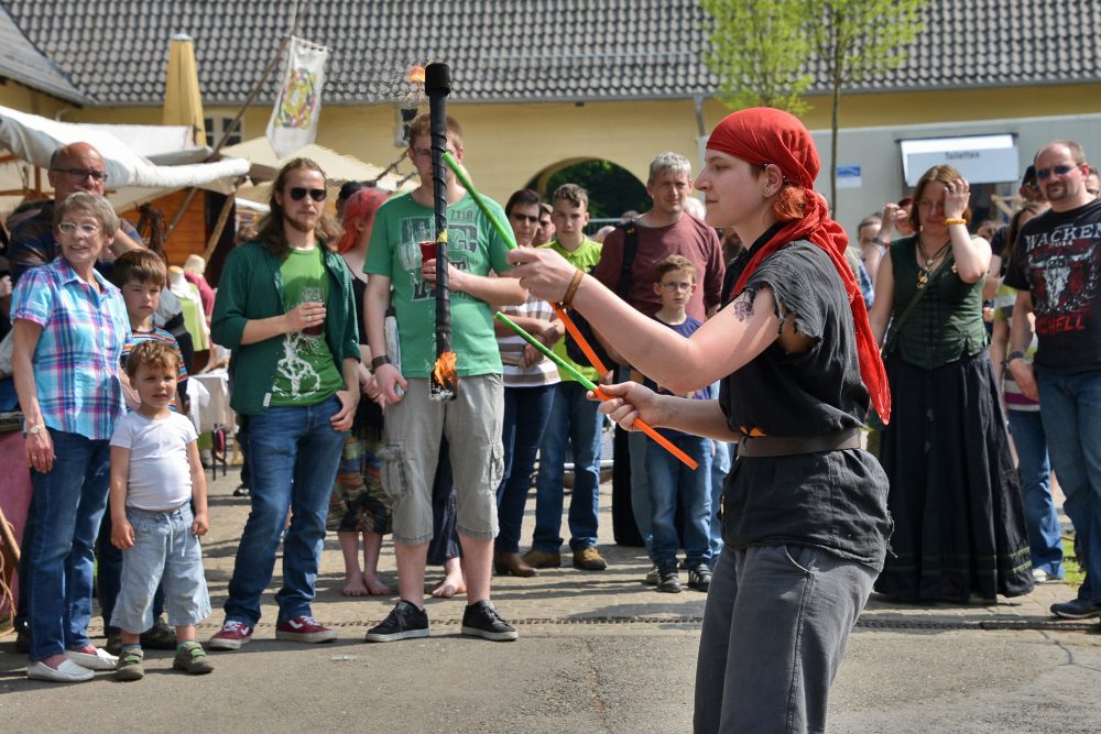 Mittelaltermarkt_2016 Beim Mittelaltermarkt am Schloss Hardenberg können sich die Besucher in ein vergangenes Jahrhundert entführen lassen. Archivfoto: Mathias Kehren
