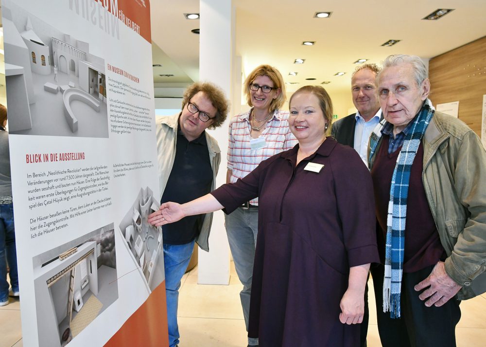 Michael Morgenroth und Yvonne Gönster vom Schloss und Beschlägemuseum mit Silke de Roode vom Innenstadtmanagement (2.v.l.), Baudezernent Jörg Ostermann und Heinz Schemken, dem Vorsitzenden der Museums-Fördergemeinschaft, vor den Plänen für die künftige Dauerausstellung. Foto: Mathias Kehren