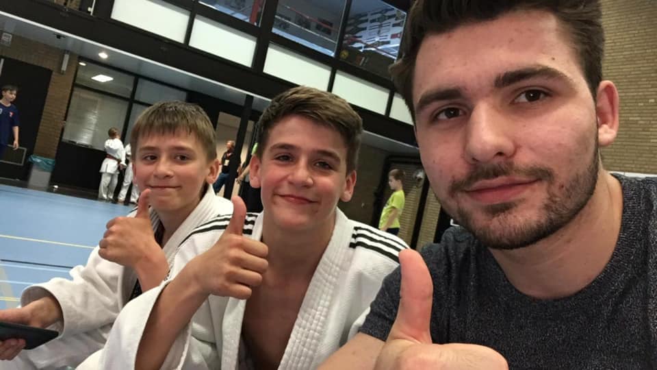 24_WUE_TB Judo Daumen hoch: Die Judoka des TB Wülfrath überzeugten, mit Unterstützung von Maurice Püchel (r.), in den Niederlanden mit ihren sportlichen Leistungen. Foto: TBW