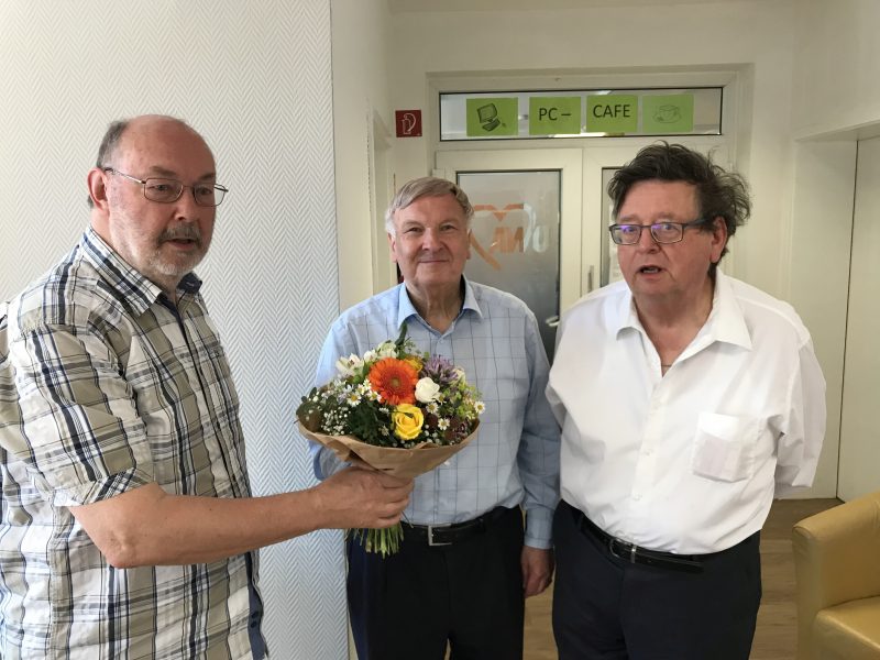 25_ME_Seniorerat-Abschied Herbert Breitrück (l.) überreicht dem scheidenden Vorsitzenden Wolfgang Friedrich (Mitte) einen Blumenstrauß. Rechts Hans-Joachim Adelhöfer, der nach fünfjähriger Vorstandsarbeit ausscheidet. Foto: Kreisstadt Mettmann