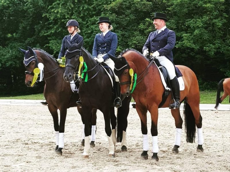 25_WUE_Dressur Die Mannschaft des Reitvereins Wülfrath-Aprath: Viktoria Eulner auf Ronaldinja, Helena Antonia Volmer auf SaVoM, Martin Volmer auf Almelo. Foto: Melanie Brans