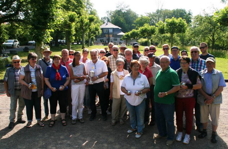 26_ME_Boule Stadtmeisterschaft_ONLINE Das Teilnehmerfeld der Auftaktveranstaltung: Insgesamt acht Teams traten bei der ersten Boule-Stadtmeisterschaft an. Foto: Kreisstadt Mettmann