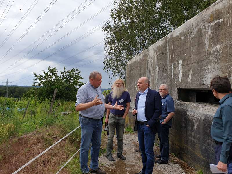 26_VE_Nachtscheinanlage Velbert_ONLINE Führung durch den alten Bunker am Velberter Rottberg. Peter Beyer MdB im Gespräch mit Jürgen Lohbeck und seinen ehrenamtlichen Mitstreitern. Foto: Büro Peter Beyer MdB.