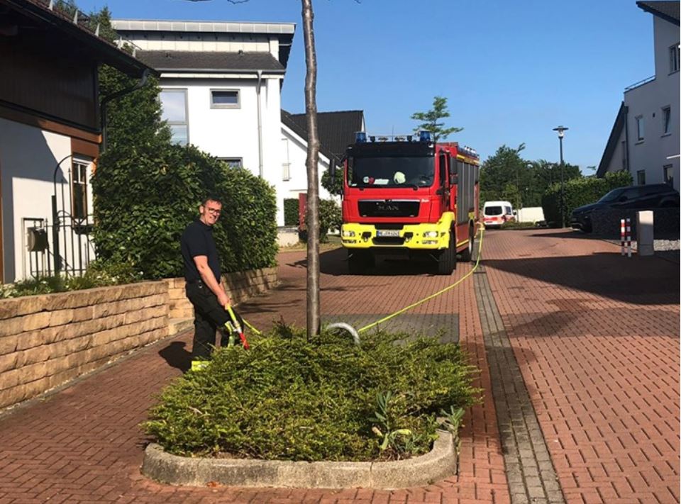 27_ME_Feuerwehr bewässert Auf dem Käthe-Kollwitz-Ring wässert Feuerwehrmann Paul Nerowski städtisches Grün. Foto: Feuerwehr Mettmann