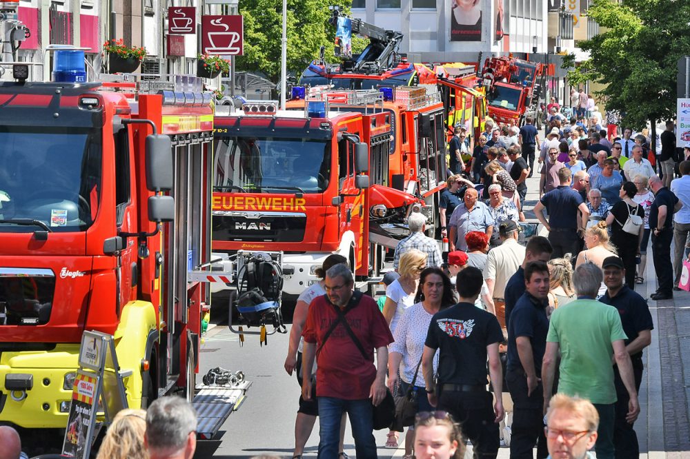 Blaulichtmeile_Heiligenhaus_150_Jahre-Feuerwehr Knapp 70 Fahrzeuge haben sich zur Blaulichtmeile entlang der Heiligenhauser Hauptstraße aufgestellt. Foto: Mathias Kehren