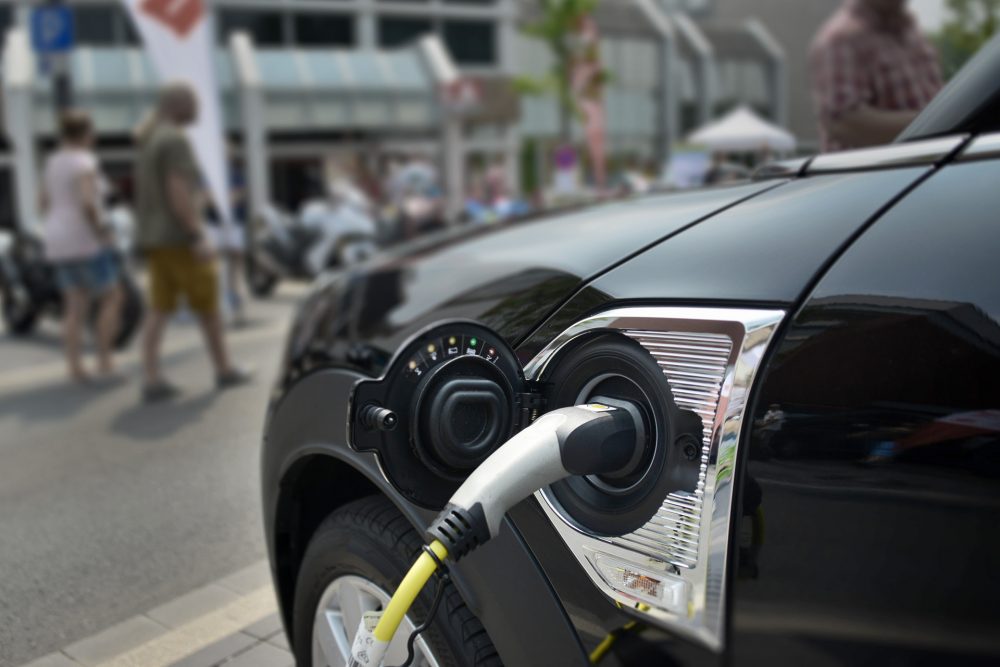 E-Auto-E-Tankstelle-Elektro Das Netz an öffentlichen Ladepunkten für Elektrofahrzeuge soll dichter werden. Symbolfoto: Mathias Kehren