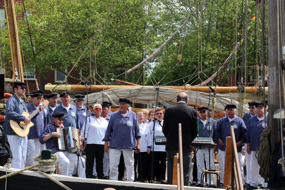 Shanty-Chor-Velbert Der Velberter Shanty-Chor bei seinem Auftritt auf dem Traditionsschiff (Shalk) „Anne“ in Emden. Foto: privat