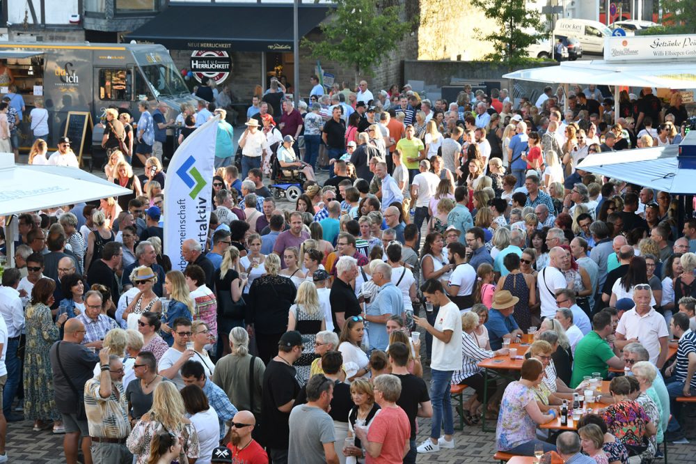 Sonnenwende_Offersplatz_Sonnenwendfeier Schon in den frühen Abendstunden war der Platz Am Offers, wo die Werbegemeinschaft Velbert aktiv zur Sonnwendfeier eingeladen hatte, bestens besucht. Foto: Mathias Kehren