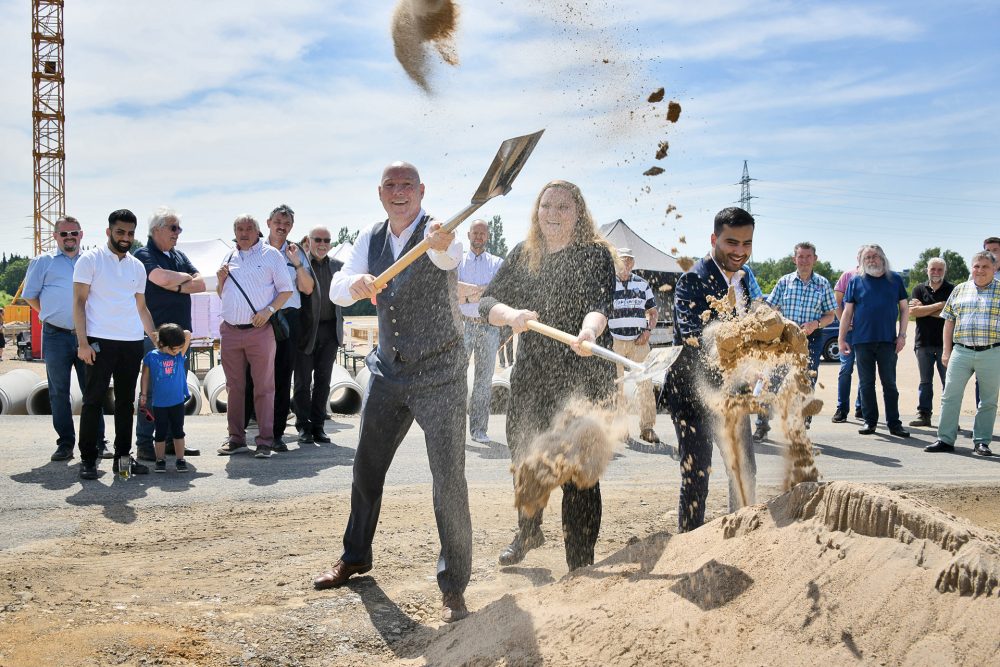Dem Anlass entsprechend sportlich nahmen Bürgermeister Dirk Lukrafka, Linda Frenzel, Leiterin des KVBVs, und Shamail Arshad, Vorsitzender des Kulturausschusses, den Spatenstich für das neue Stadion vor. Foto: Mathias Kehren