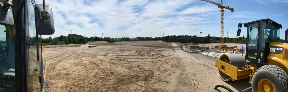 Stadion_Velbert_Spatenstich Die Baumaschinen haben die Fläche für den Stadionrasen schon geebnet, rechts im Bild wird mit dem Kran an der Tribühne gebaut. Im Hintergrund ist das Sportzentrum zu erkennen. Foto: Mathias Kehren