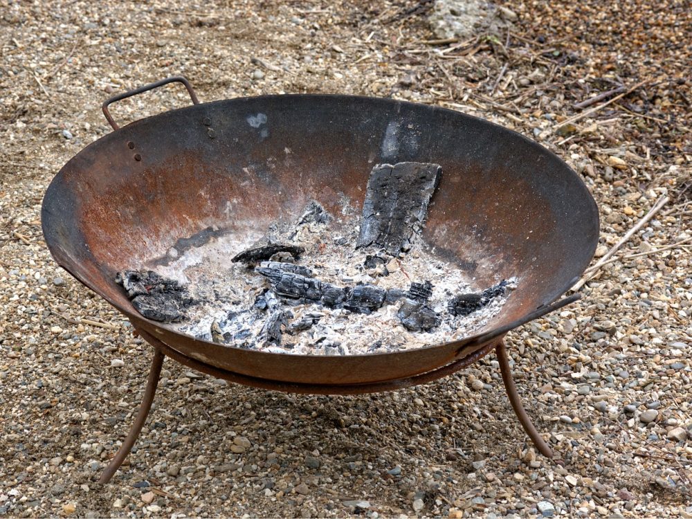 fire-bowl-1450548_1280 Die Feuerschale sollte bei den aktuellen Temperaturen kalt bleiben: Die Technischen Betriebe Velbert verbieten Grillen und offene Feuer aufgrund einer erhöhten Waldbrandgefahr. Foto: Symbolbild (pixabay)